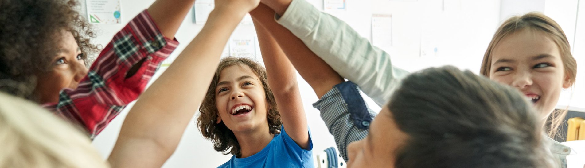 Logo Jeugdeducatiefonds met groep kinderen handen omhoog