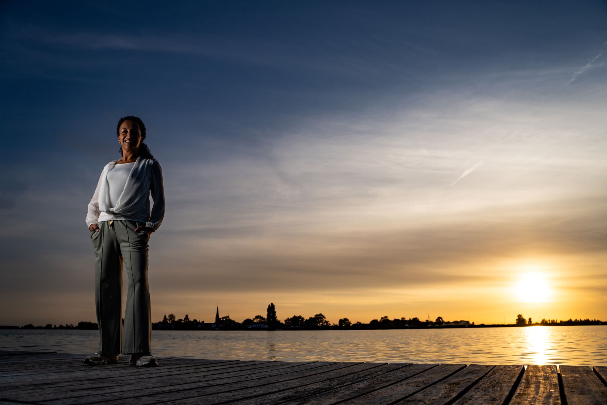 Sam staat voor een zonsondergang