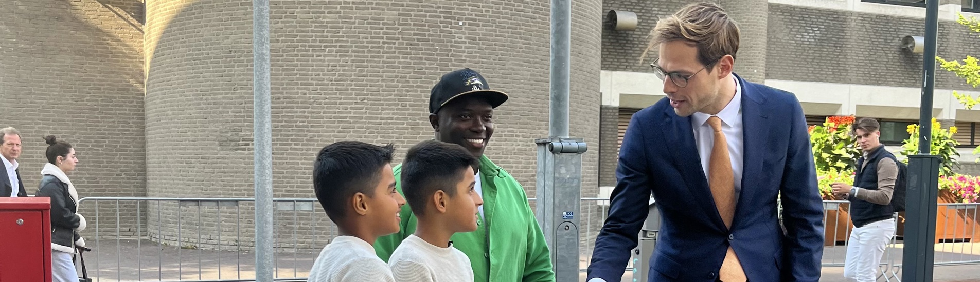 Kinderburgemeesters overhandigen rode rugtas aan staatssecretaris van SZW