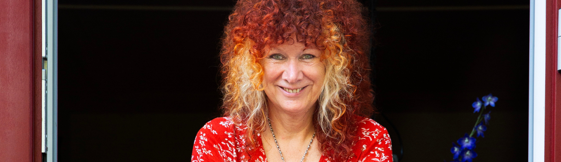 Op de foto staat een lachende Carrie Jansen, netwerkcoördinator Sam& voor alle kinderen