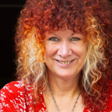 Op de foto staat een lachende Carrie Jansen, netwerkcoördinator Sam& voor alle kinderen